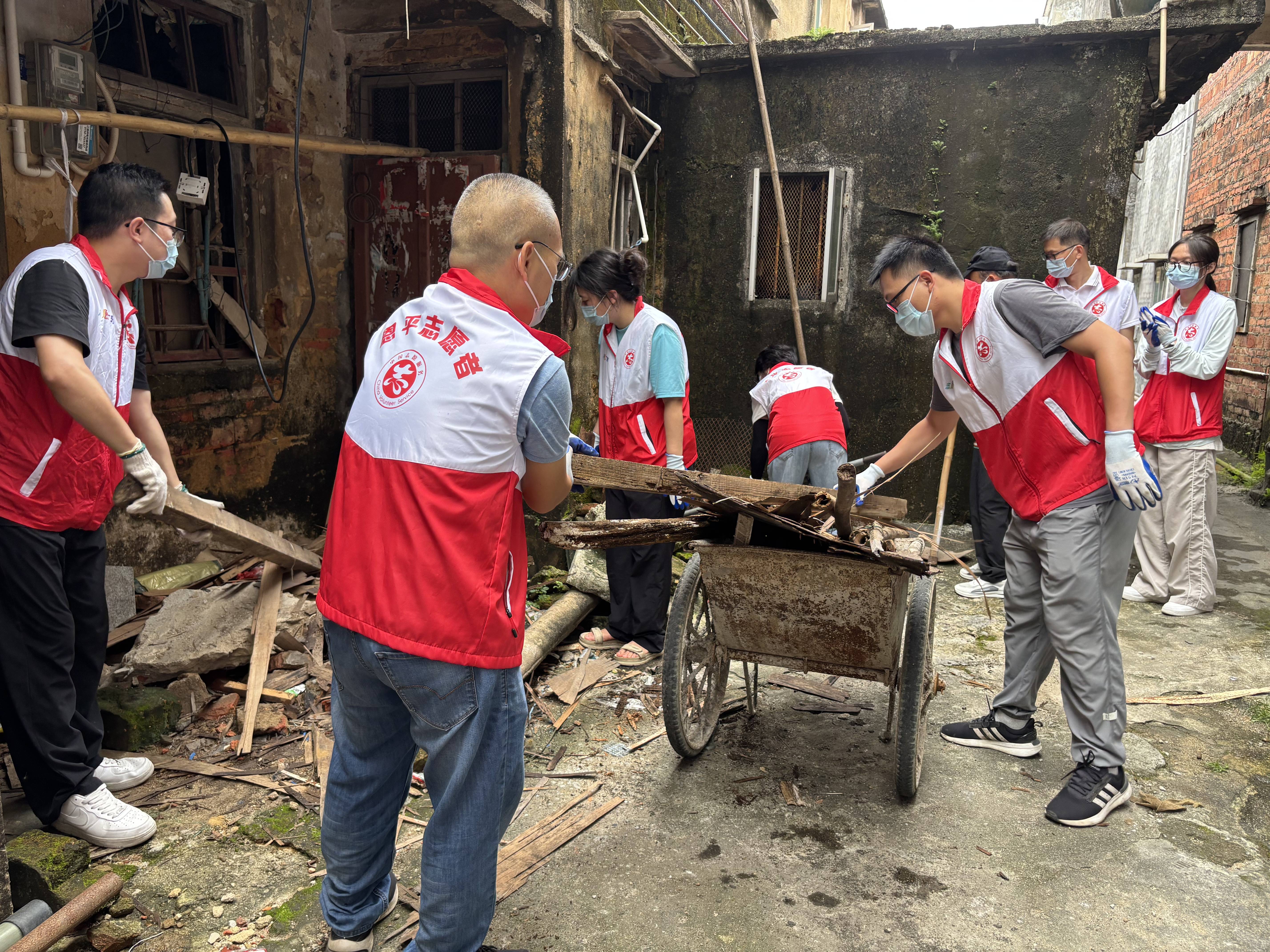 纪检监察干部下沉凤山社区开展爱国卫生运动