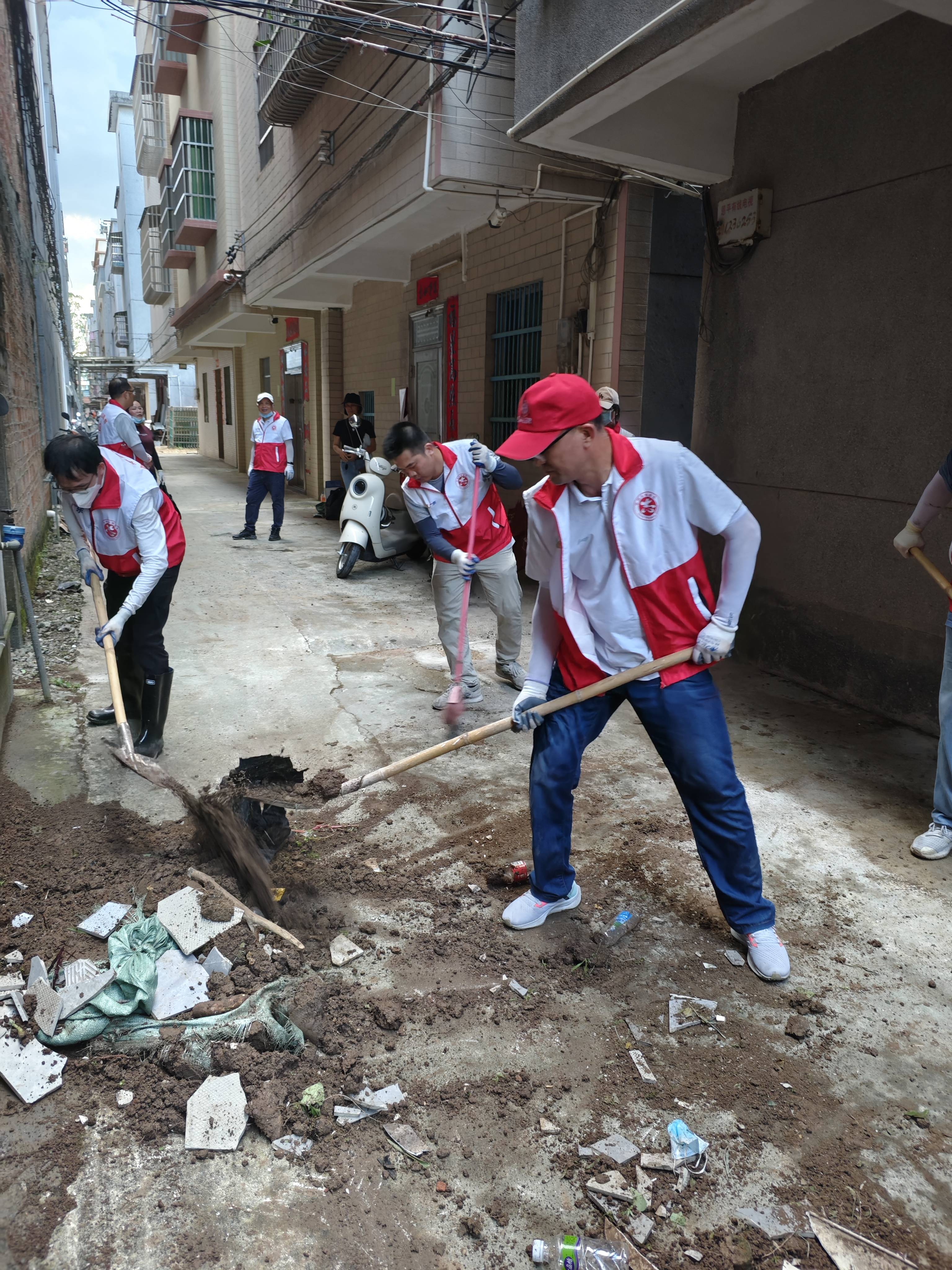纪检监察干部下沉一线开展爱国卫生运动