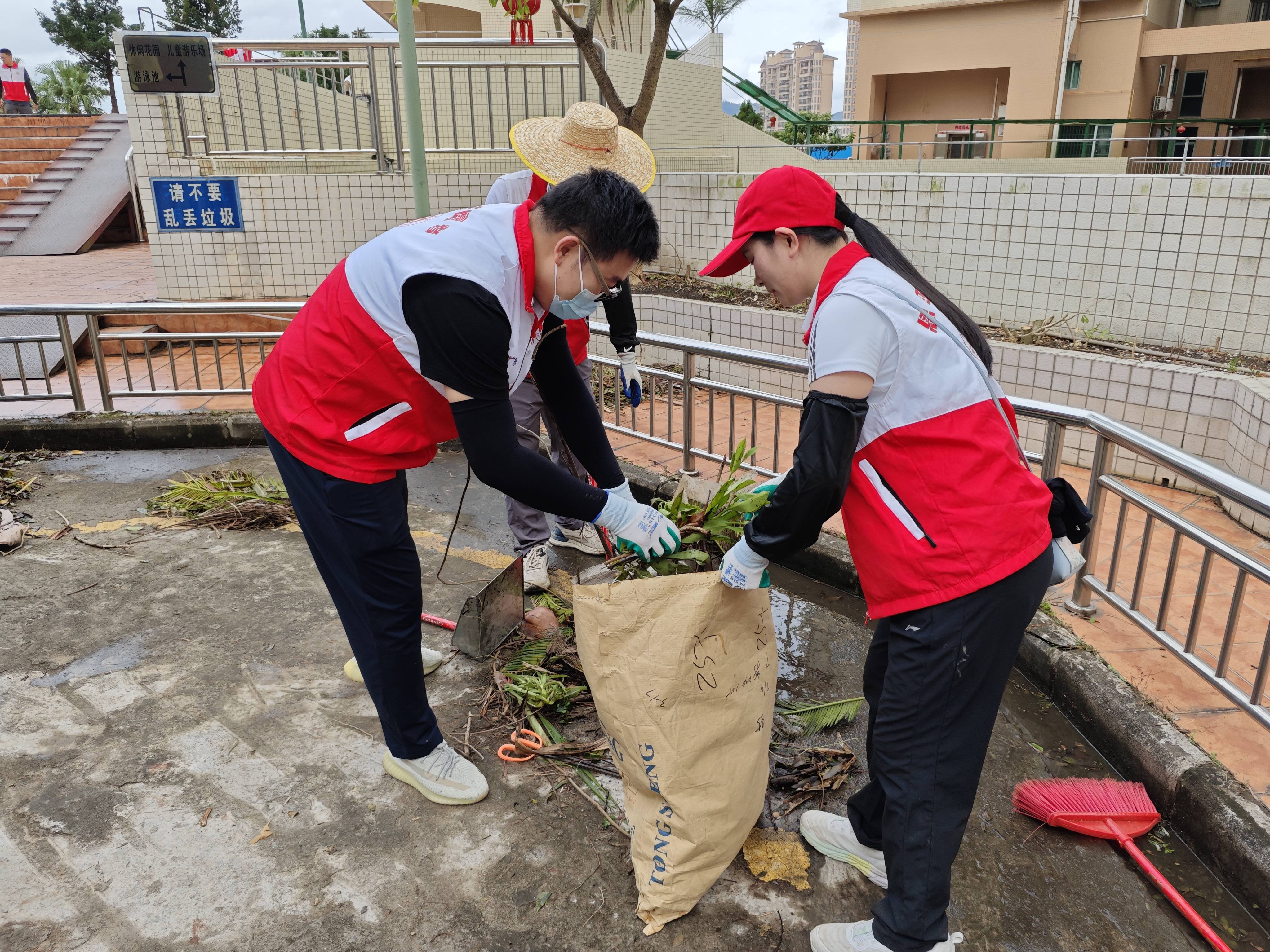 纪检监察干部下沉一线开展爱国卫生运动